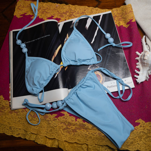 Bikini bleu ciel.